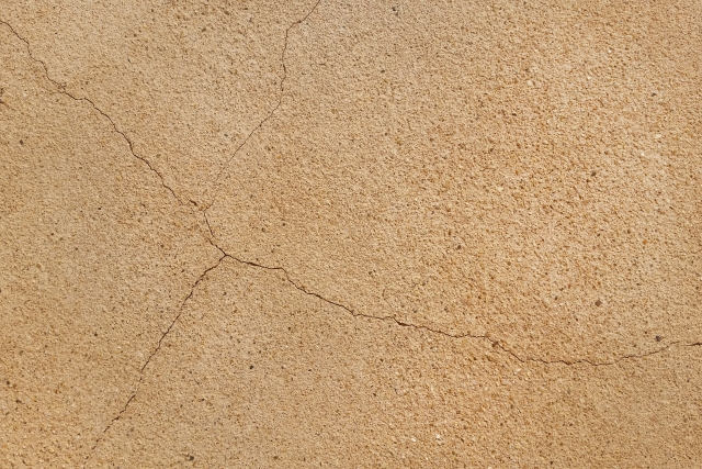 地震による外壁のひび割れは保険で直せる？対処法についてもご紹介！